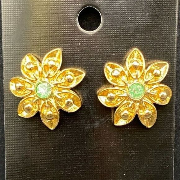 Unbranded Jewelry - Vintage Gold Tone Flowers with Green Colored Rhinestone Earrings